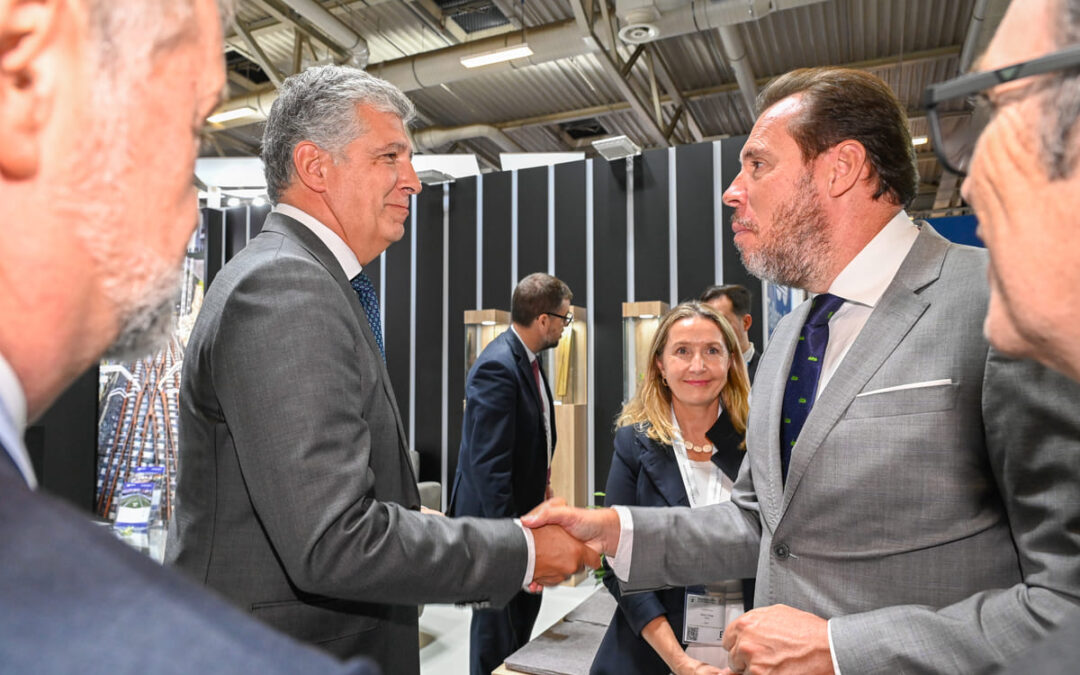 EL MINISTRO DE TRANSPORTE, OSCAR PUENTE, VISITA EL STAND DE AMURRIO EN INNOTRANS